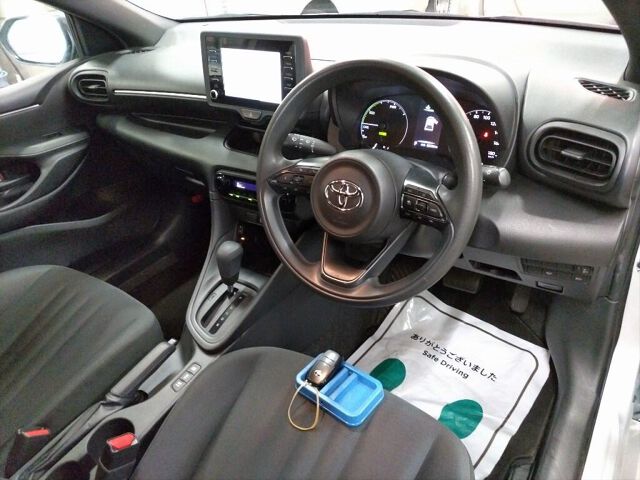 2022 Toyota Yaris ハイブリッドX 4WD auction photo 3