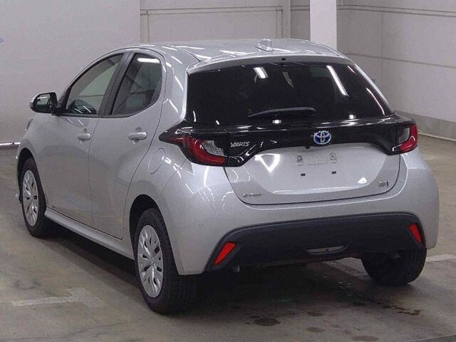2022 Toyota Yaris ハイブリッドX 4WD auction photo 2
