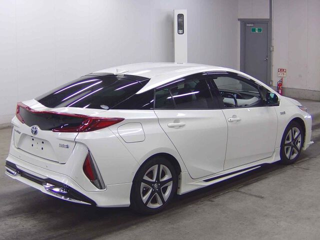 2017 Toyota Prius PHEV A Leather Package auction photo 5