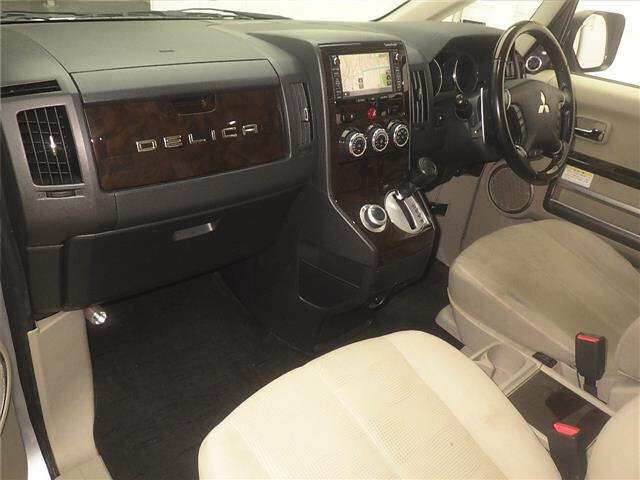 2015 Mitsubishi Delica D:5 4WD G Power Package 7-seater auction photo 4