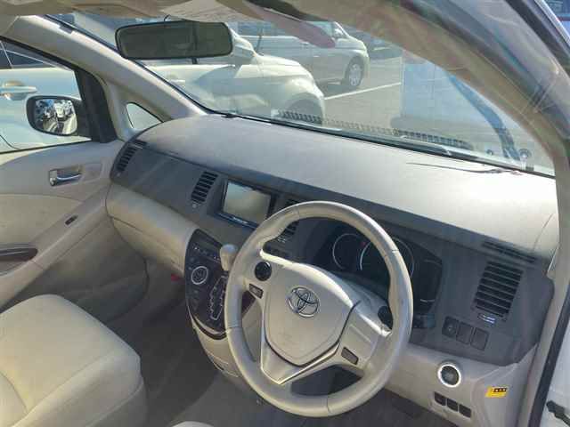 2013 Toyota Isis G auction photo 3