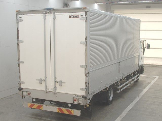 2015 Isuzu Forward Wing auction photo 2