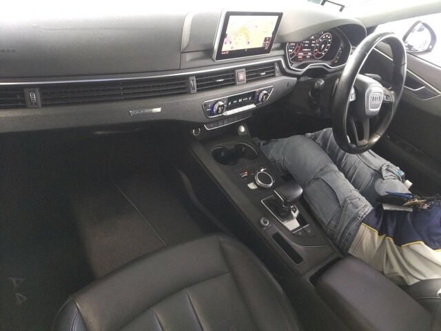 2017 Audi A4 2.0TFSIクワトロ 4WD auction photo 3