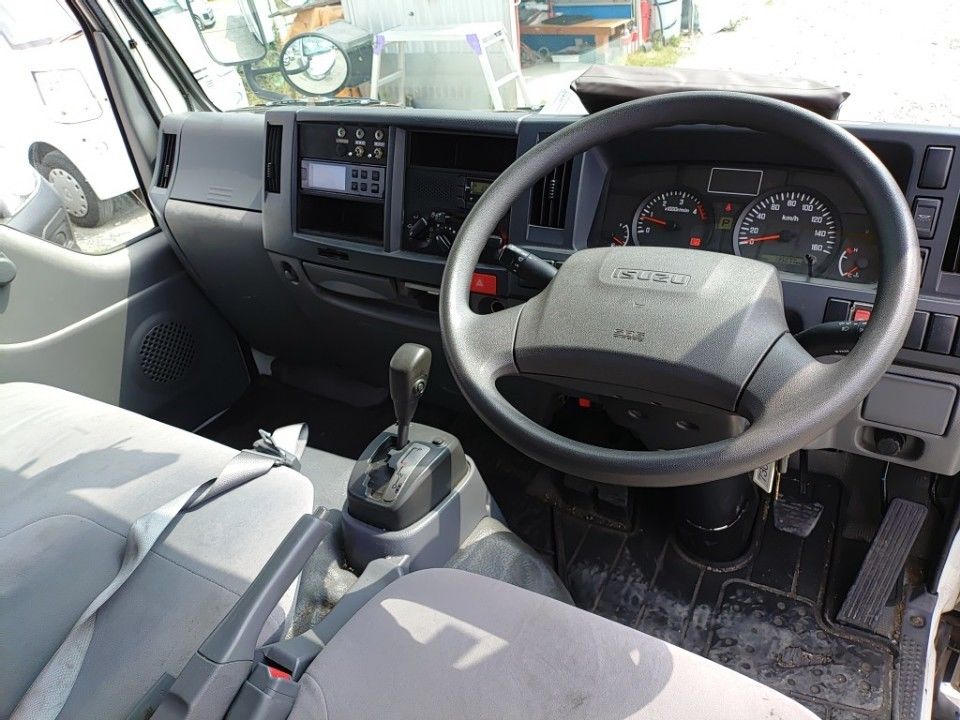 2017 Isuzu Elf auction photo 3