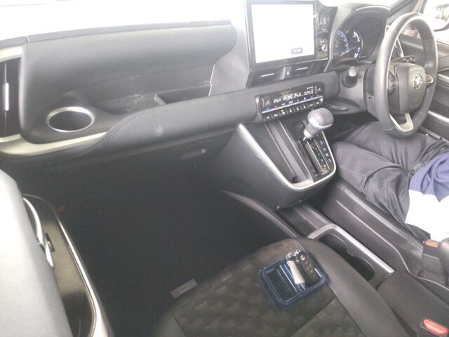2024 Toyota Voxy Hybrid S-Z auction photo 3