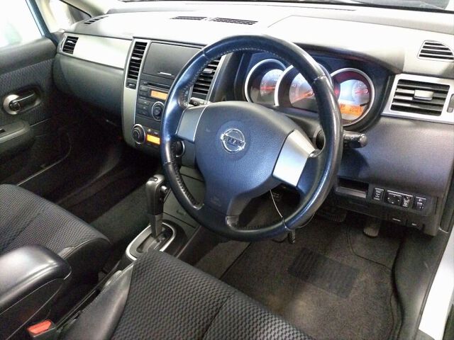2010 Nissan ティーダ 15M FOUR 4WD auction photo 3
