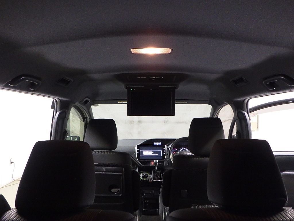 2017 Toyota Voxy ZS 7 people auction photo 9