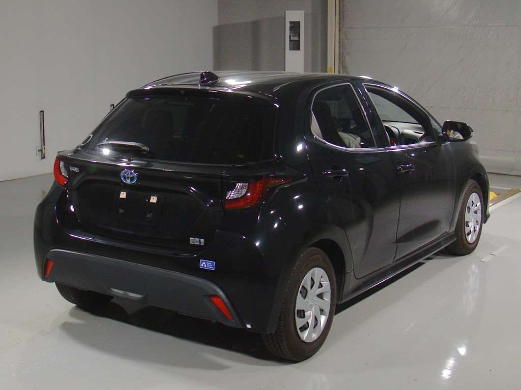 2022 Toyota Yaris ハイブリッドX auction photo 2