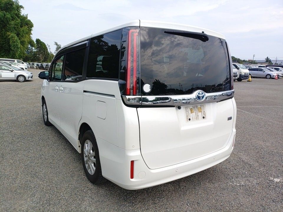 2021 Toyota Noah auction photo 6