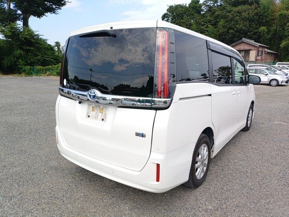2021 Toyota Noah auction photo 2