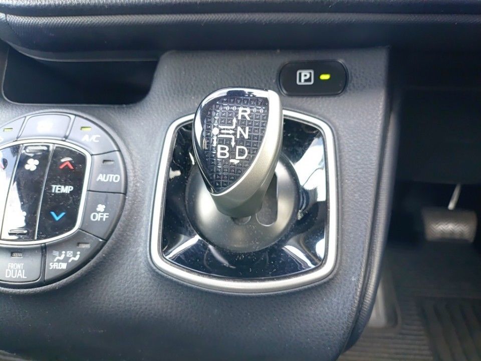 2021 Toyota Noah auction photo 12