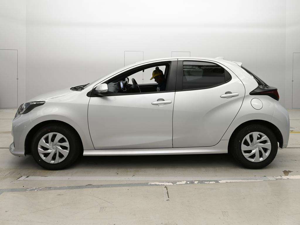 2021 Toyota Yaris ハイブリッドX auction photo 4