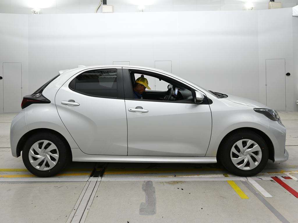 2021 Toyota Yaris ハイブリッドX auction photo 3
