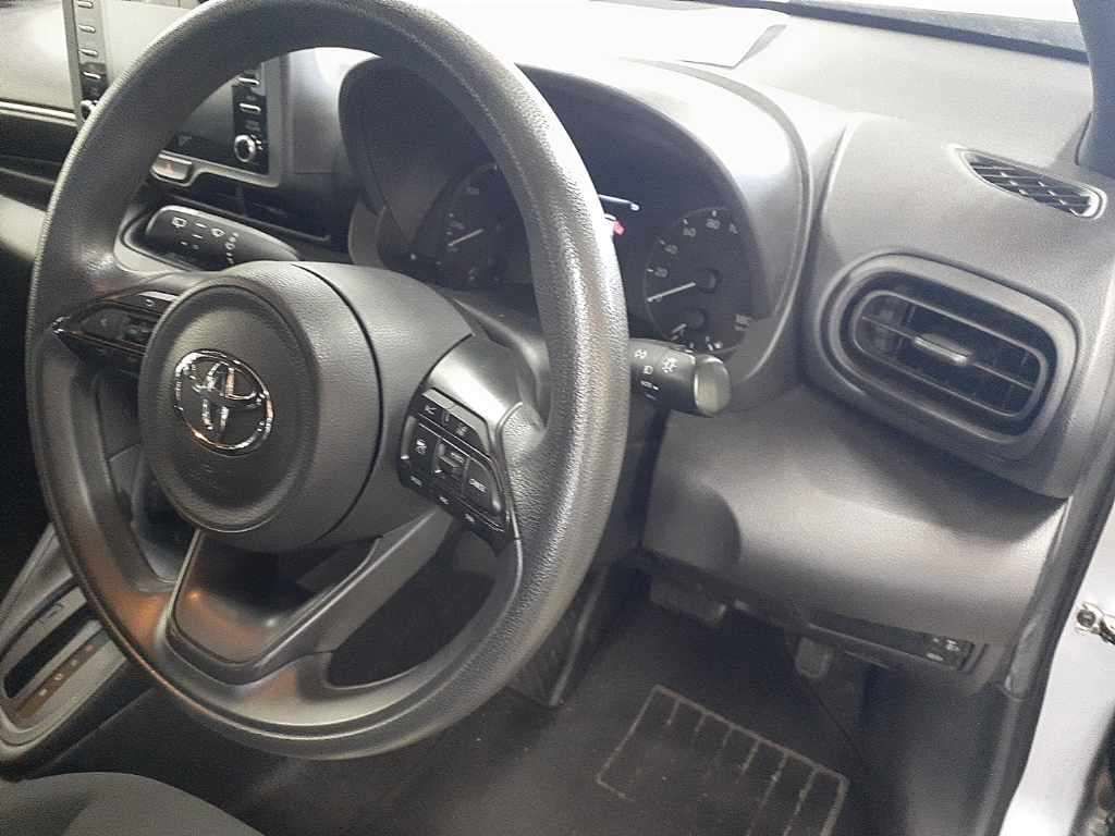 2021 Toyota Yaris ハイブリッドX auction photo 9