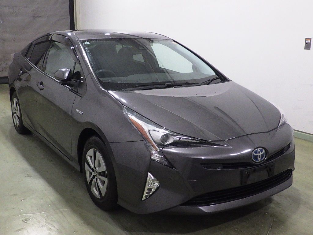 Japan Auction Vehicles 9 2015 Toyota Prius 4WD A auction photo