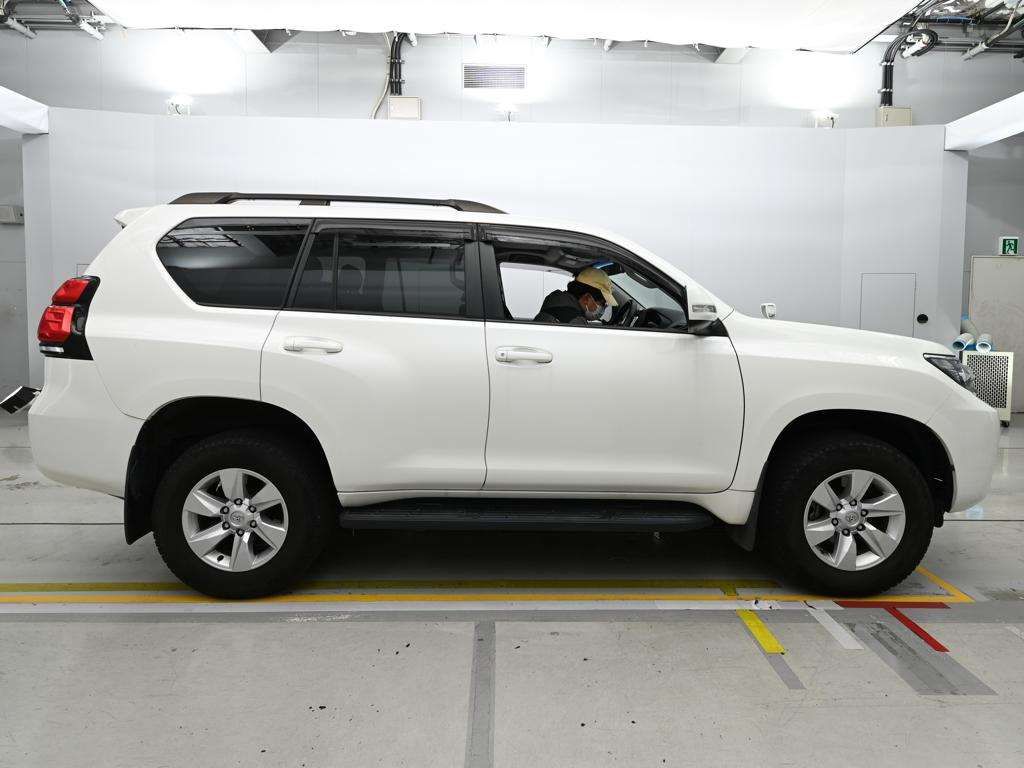 2022 Toyota Land Cruiser Prado TX 4WD auction photo 3
