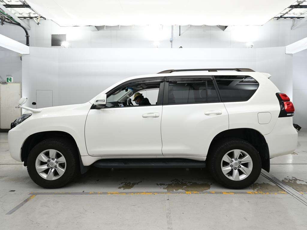 2022 Toyota Land Cruiser Prado TX 4WD auction photo 4