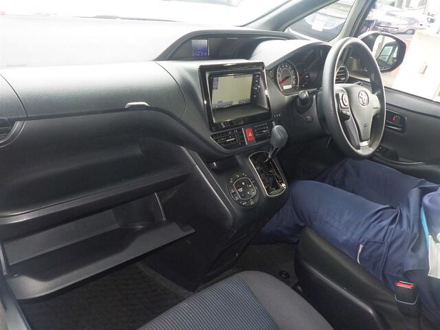 2018 Toyota Noah X auction photo 3
