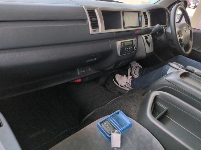 2024 Toyota Hiace GL auction photo 3
