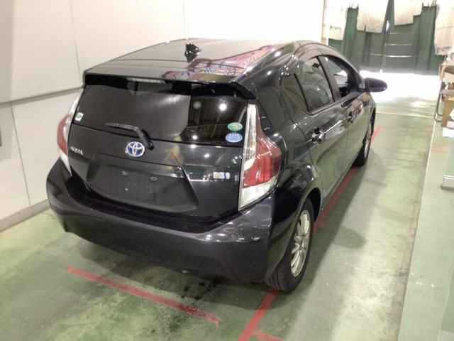 2016 Toyota Aqua S auction photo 2
