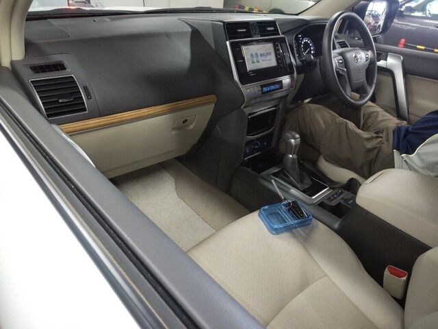 2022 Toyota Land Cruiser Prado TX L-P Matte Bra E 4WD auction photo 3