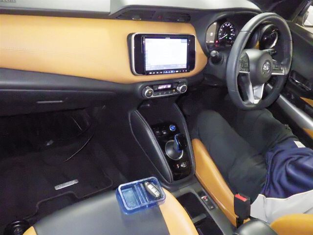 2022 Nissan Kicks X Two-Tone Interior Edition auction photo 3