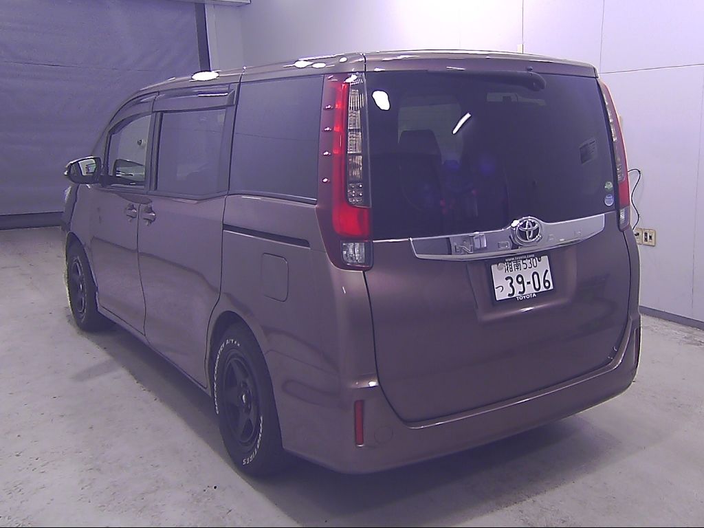 2016 Toyota Noah 4WD G 7 people auction photo 5