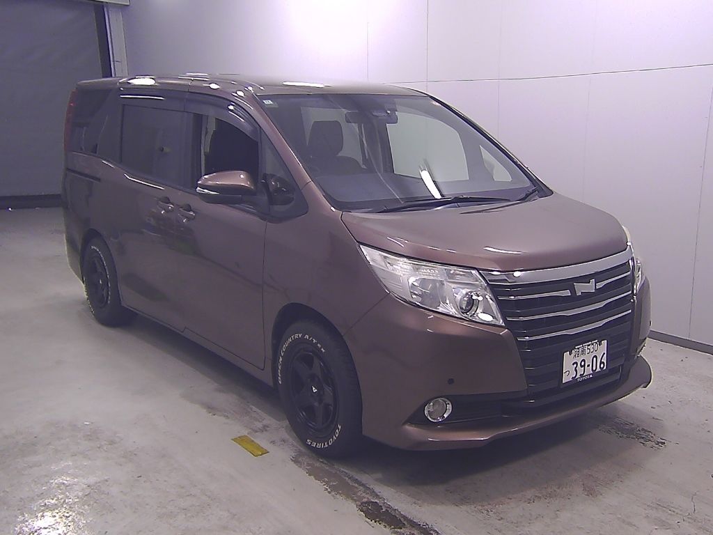 2016 Toyota Noah 4WD G 7 people Japan auction vehicle