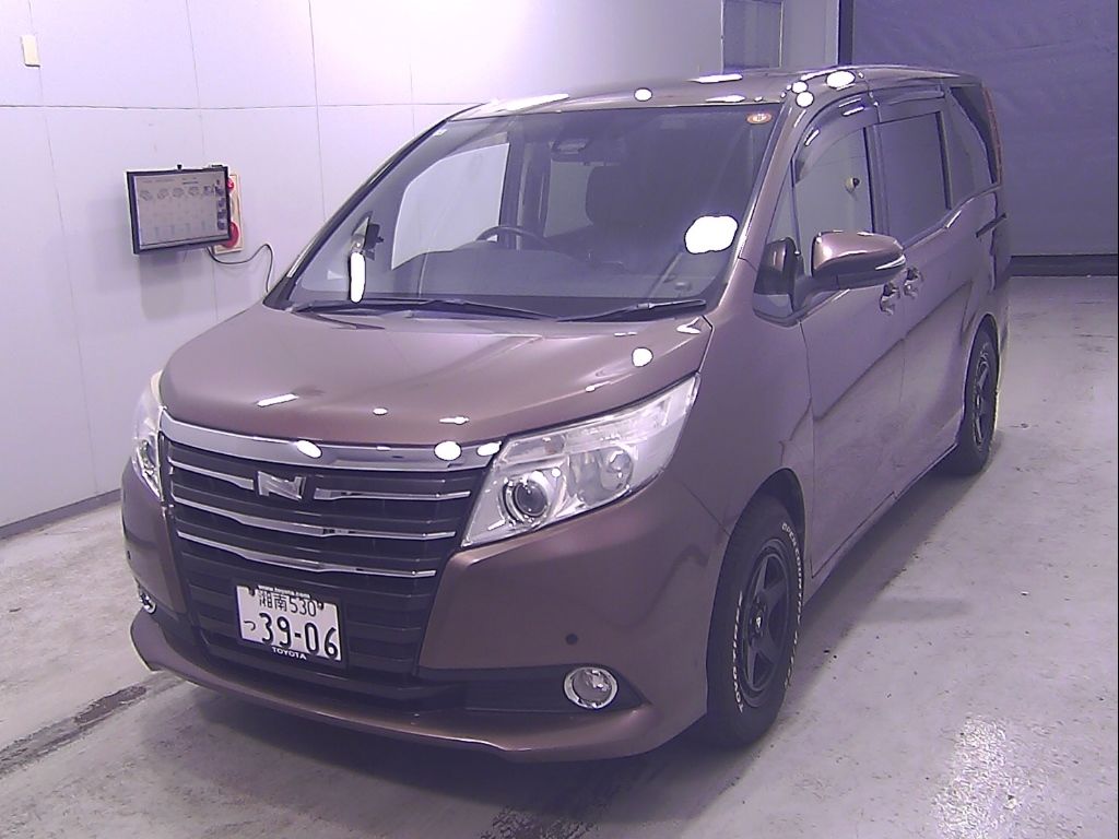 2016 Toyota Noah 4WD G 7 people auction photo 4