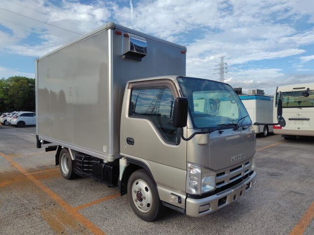Japan Auction Vehicles 8 2013 Isuzu Elf 4WD auction photo
