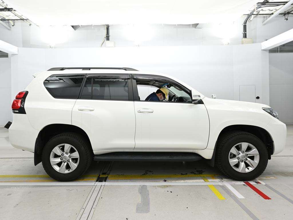 2022 Toyota Land Cruiser Prado TX 4WD auction photo 3