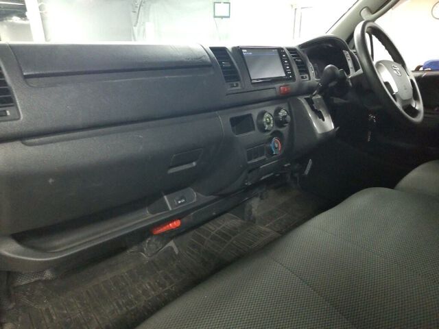 2023 Toyota Hiace auction photo 3
