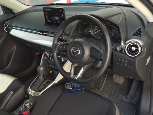 2023 Mazda 2 15 BD auction photo 3
