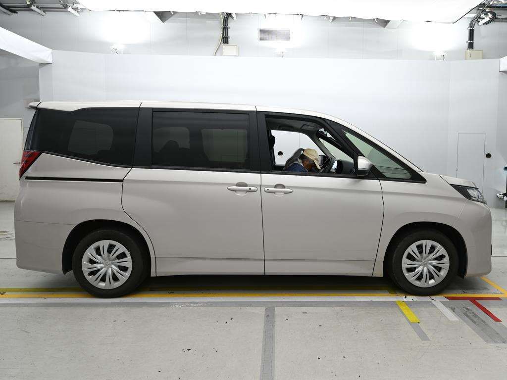 2023 Toyota Noah X auction photo 3