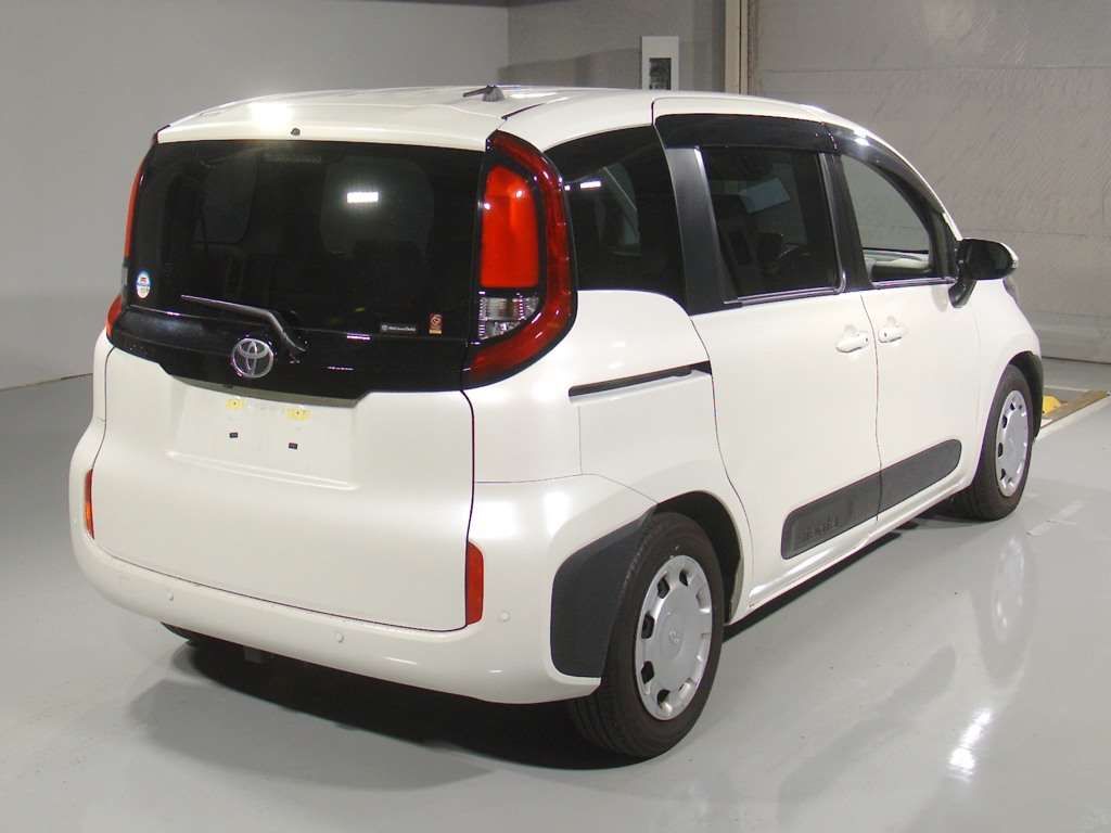 2022 Toyota Sienta G auction photo 2