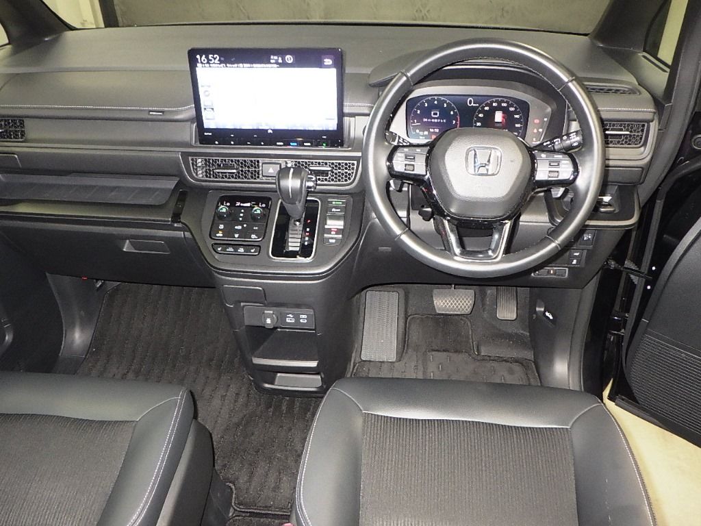 2023 Honda Stepwgn 7 people auction photo 3