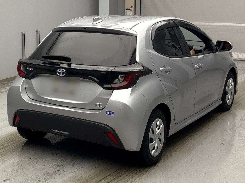 2023 Toyota Yaris ハイブリッドX auction photo 2