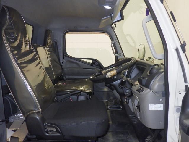 2017 Mitsubishi Fuso Canter Van auction photo 6