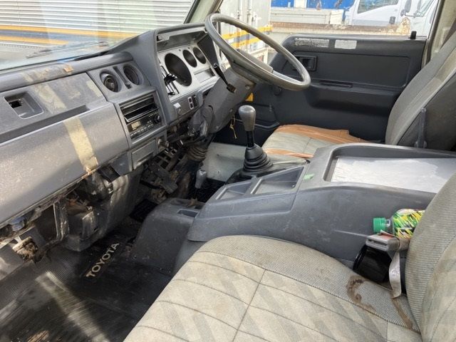 1993 Toyota Dyna Dump truck 4WD auction photo 5