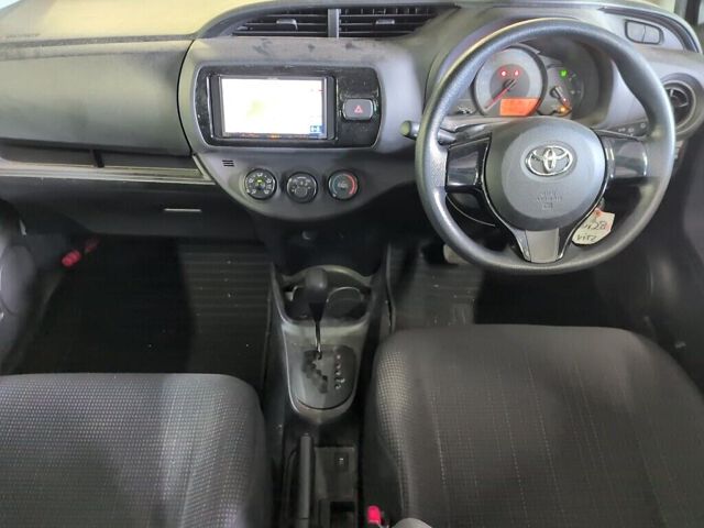 2018 Toyota Vitz F auction photo 3