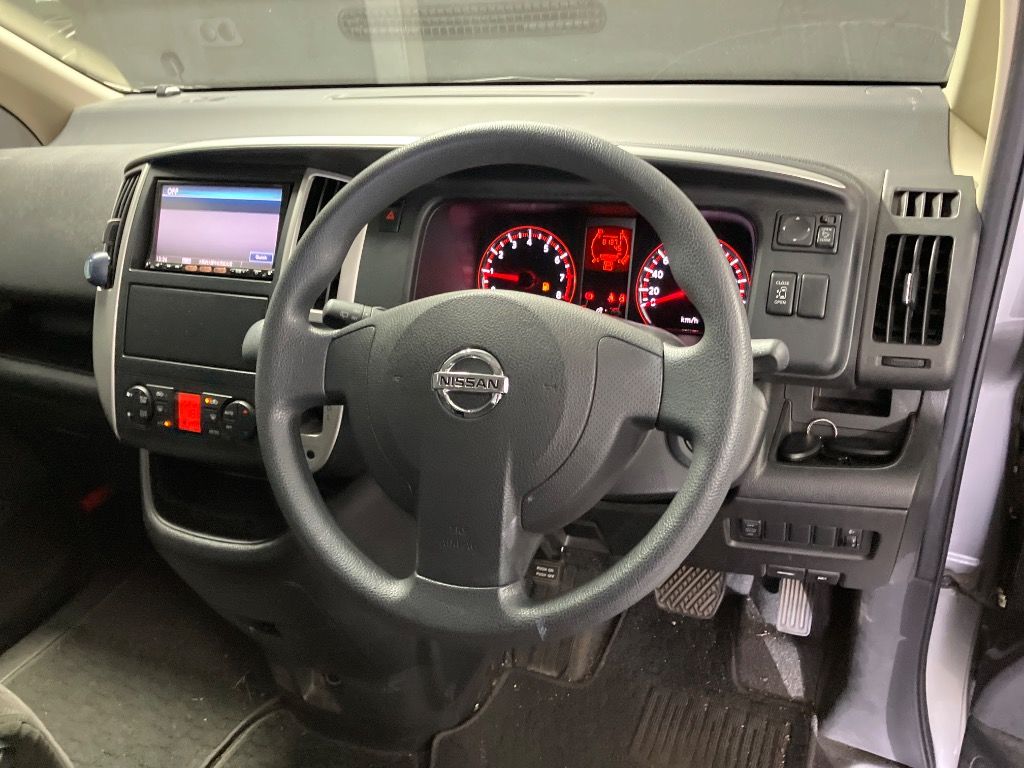 2009 Nissan Serena auction photo 3