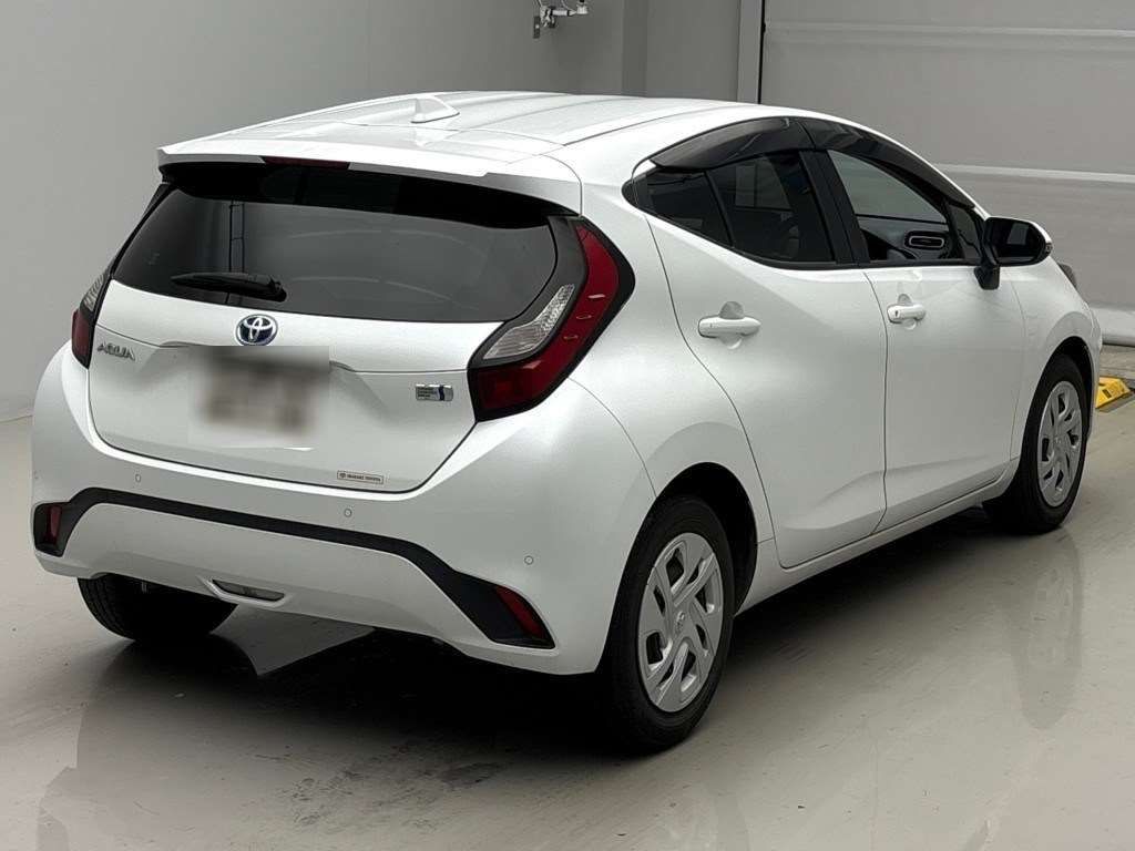 2021 Toyota Aqua G auction photo 2