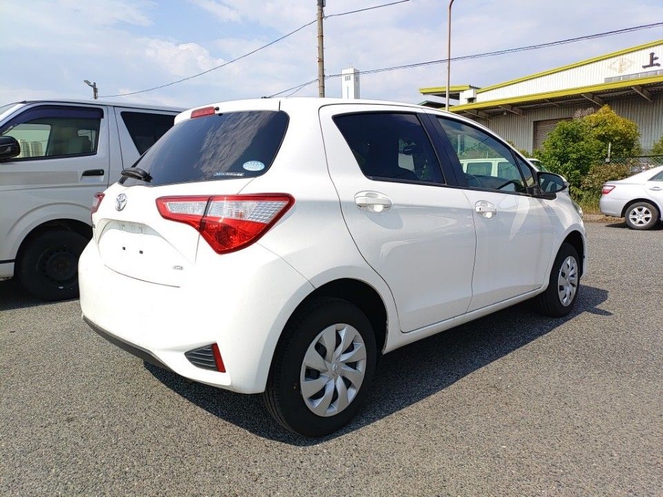 2019 Toyota Vitz auction photo 2