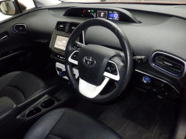 2016 Toyota Prius Sツーリングセレクション auction photo 3