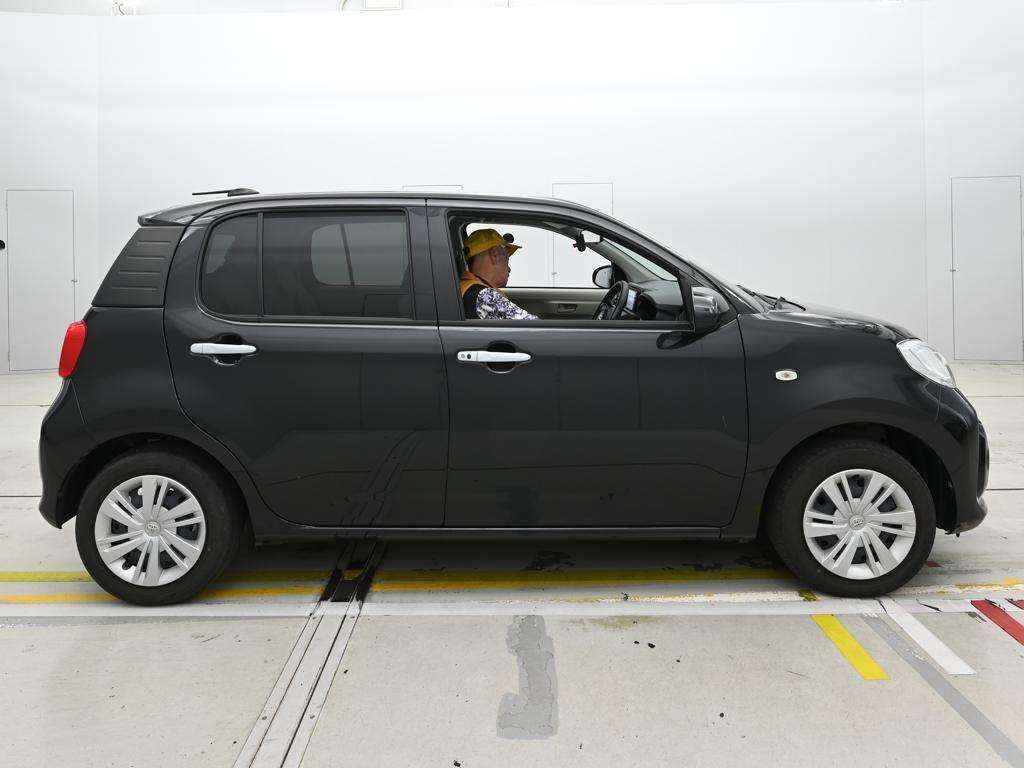 2023 Toyota Passo X auction photo 3