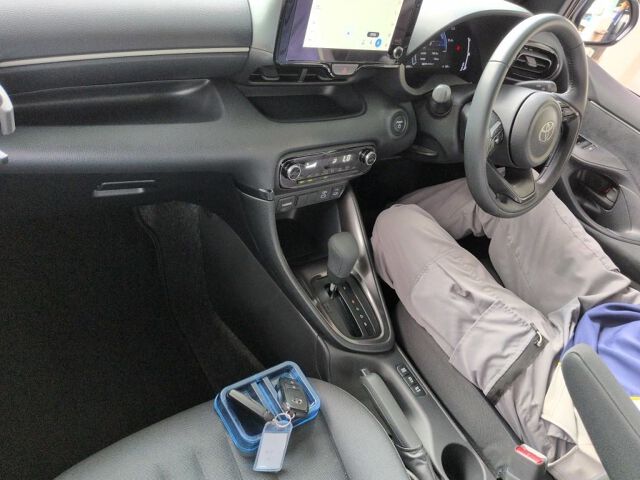 2025 Toyota Yaris ハイブリッドG auction photo 3