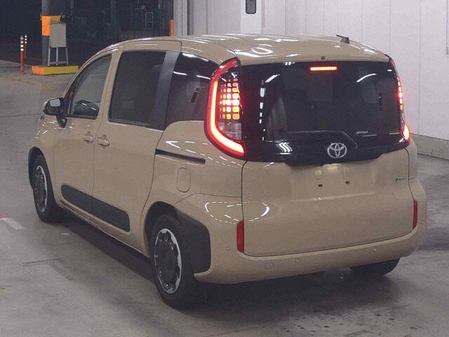 2025 Toyota Sienta ハイブリッドZ auction photo 2