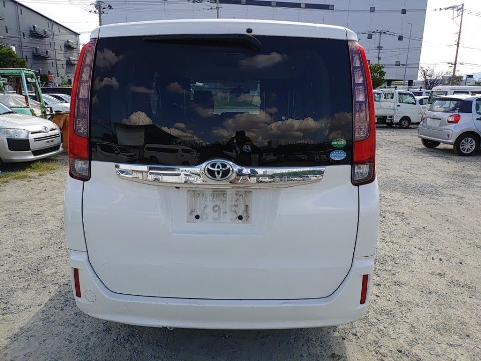 2015 Toyota Noah auction photo 5