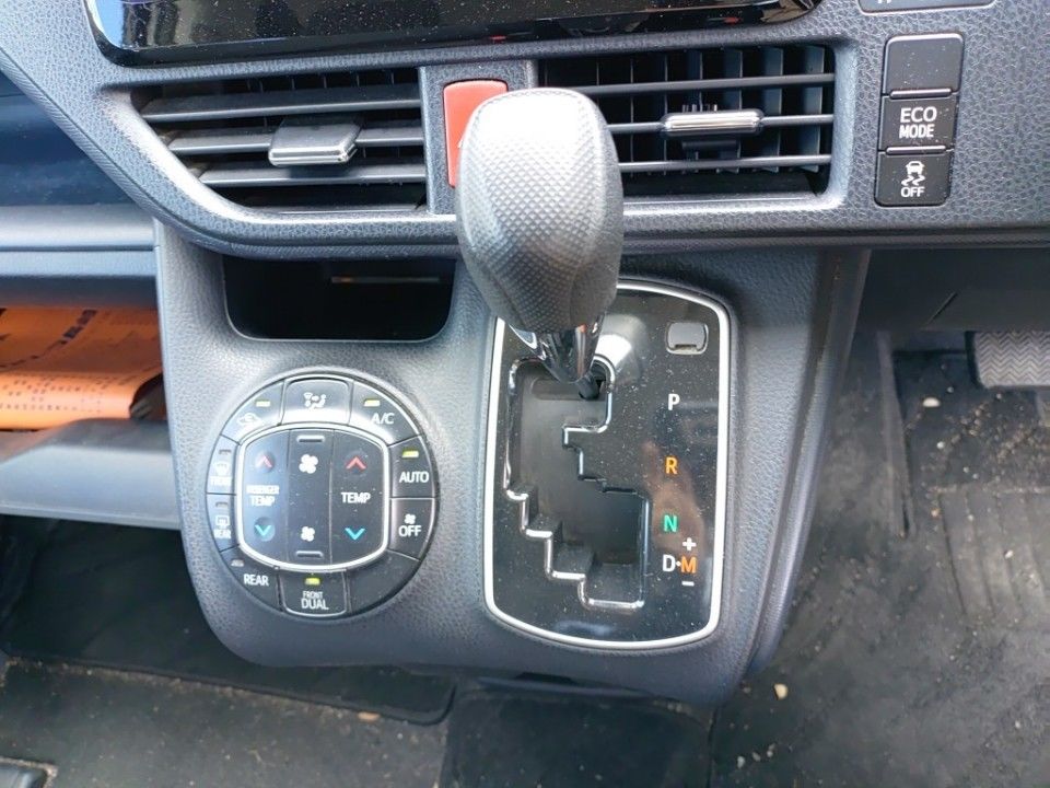 2015 Toyota Noah auction photo 12