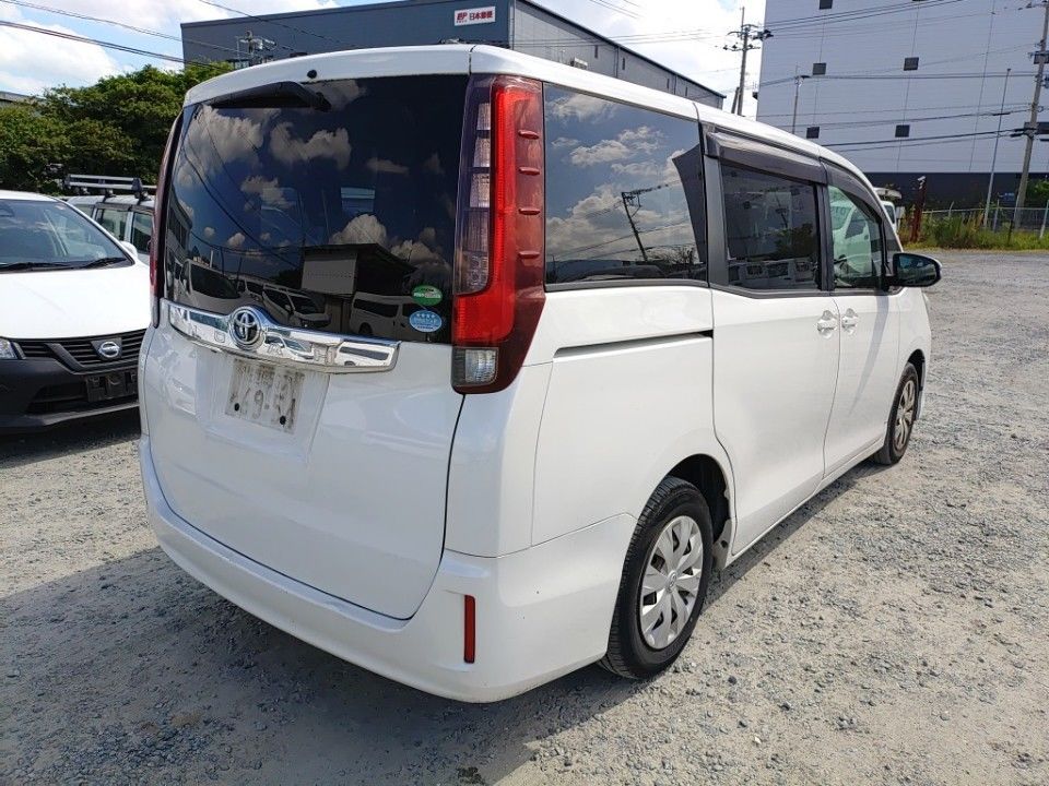 2015 Toyota Noah auction photo 2